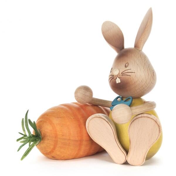 Lapin Stupsi adossé à sa carotte