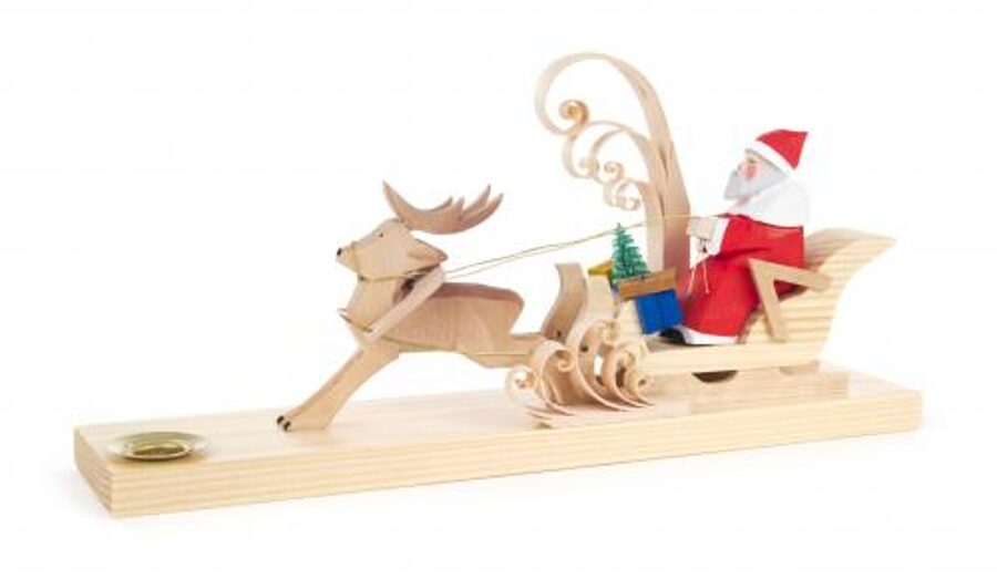 Père Noël dans un traineau de cerfs avec bougeoir